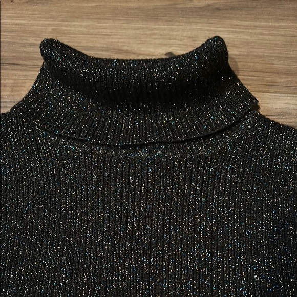 Black Sleeveless Turtleneck Top - Picture 3 of 3
